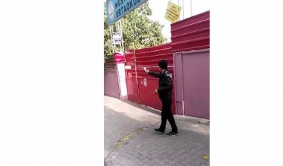 Gündüz vakti okulu yanında bali çeken genç vatandaşlar tarafından görüntülendi