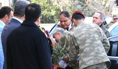 Genelkurmay Başkanı Hulusi Akar,  zeytin dalları ile karşılandı
