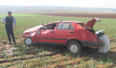 Yoldan çıkan otomobil sarımsak tarlasına girdi: 1 ölü, 2 yaralı