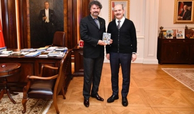 Gaziantep’li Yazar Canpolat’tan Bakan Soylu’ya anlamlı hediye